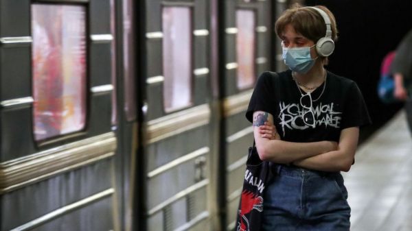 Коронавирус в России: эффективность "Спутника" против штамма "Дельта" и QR-коды в транспорте и магазинах