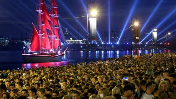 В Петербурге в разгар эпидемии прошел праздник выпускников "Алые Паруса"