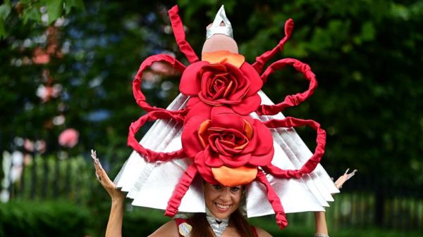 Фото: на скачках в Аскоте к модным шляпам добавили модные маски