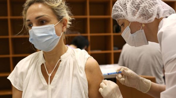 Коронавирус в России: эффективность "Спутника" против штамма "Дельта" и QR-коды в транспорте и магазинах