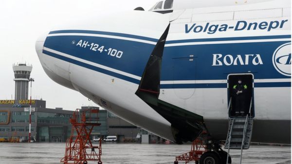 Первая российская авиакомпания стала облетать Беларусь. По данным СМИ, из-за санкций