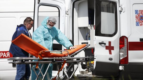 Росстат: в апреле умерло в семь раз больше людей с Covid, чем годом ранее