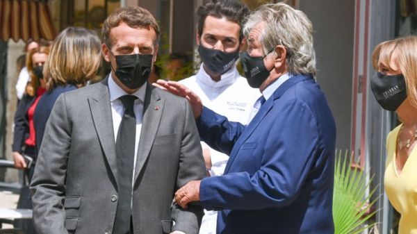 Пощечина Макрону: у задержанного нашли "Майн кампф" и средневековое оружие