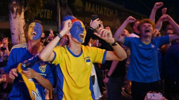 Триумф Англии и Украины на Евро-2020. Как болельщики переживали и праздновали в Киеве и Лондоне &ndash; фотографии