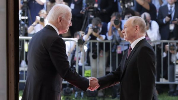 "[Навальный] сознательно шел на то, чтобы быть задержанным". Что рассказал Путин после встречи с Байденом