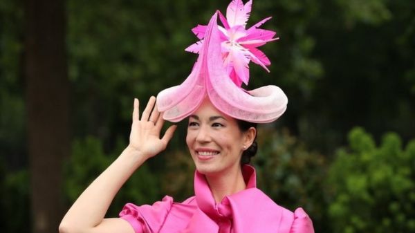 Фото: на скачках в Аскоте к модным шляпам добавили модные маски