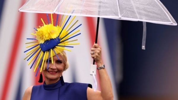 Фото: на скачках в Аскоте к модным шляпам добавили модные маски