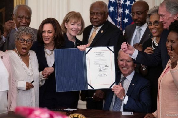 Дайджест: Москва может ввести жесткие ограничения, в США появился новый национальный праздник