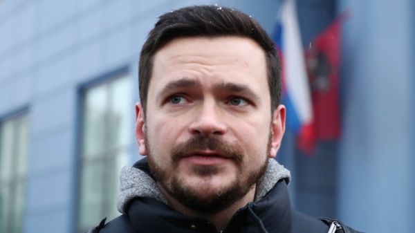 Оппозиционеров Степанова и Яшина не пустили на выборы за поддержку ФБК*. Законно ли это?