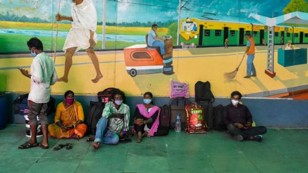 "Дельта" между Москвой и Петербургом. Власти думают, как бороться с новым штаммом коронавируса