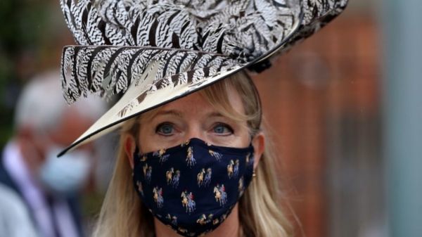 Фото: на скачках в Аскоте к модным шляпам добавили модные маски