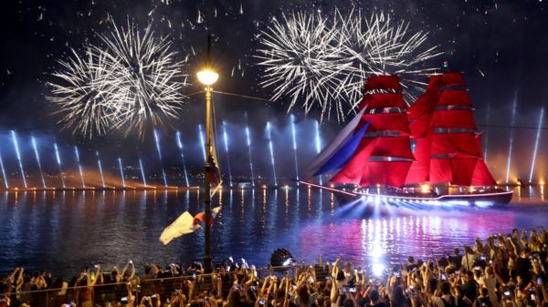 В Петербурге в разгар эпидемии прошел праздник выпускников "Алые Паруса"