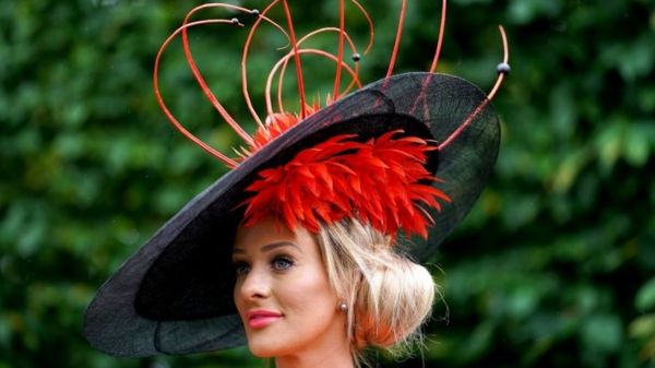 Фото: на скачках в Аскоте к модным шляпам добавили модные маски