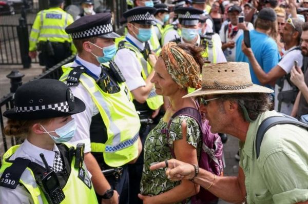 Коронавирус: Британия отложила выход из локдауна на месяц