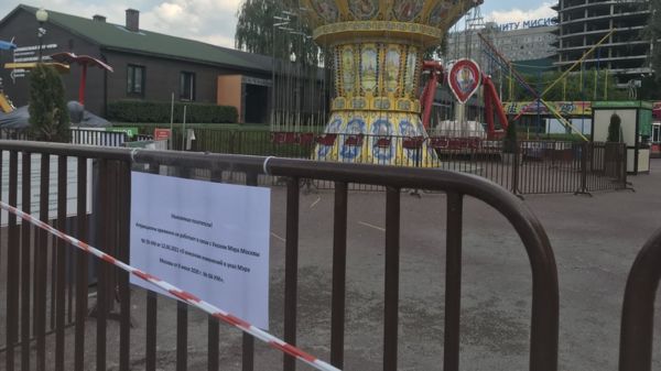 "Лавка заразной не станет". Как в парках Москвы соблюдают новые ковидные ограничения