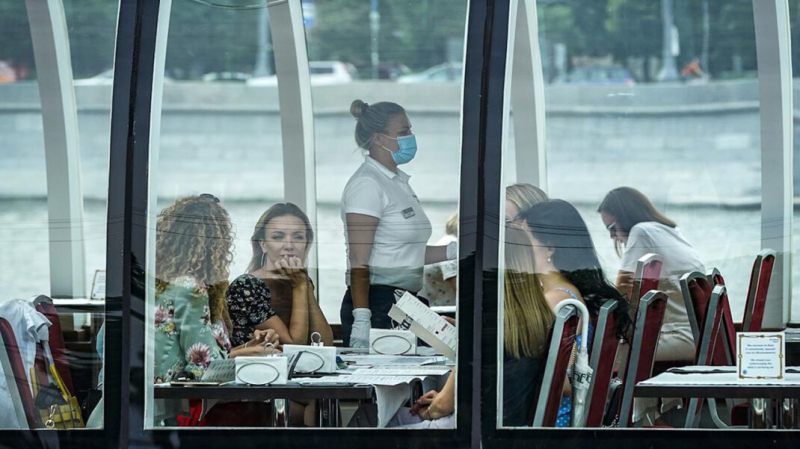 &laquo;Бесковидные зоны&raquo;: более ста кафе и ресторанов Москвы начали обслуживать только привитых клиентов