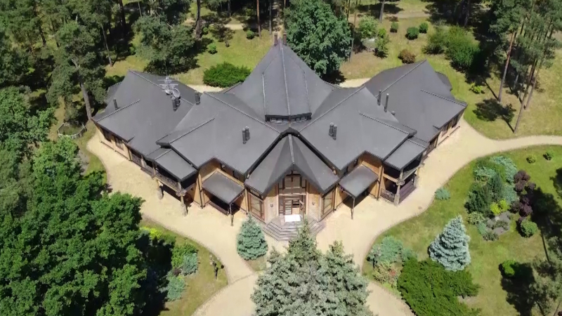 Чучела животных, люстры из рогов и подарок Лукашенко. Экскурсия по бывшей резиденции Януковича под Киевом, где планируют открыть отель