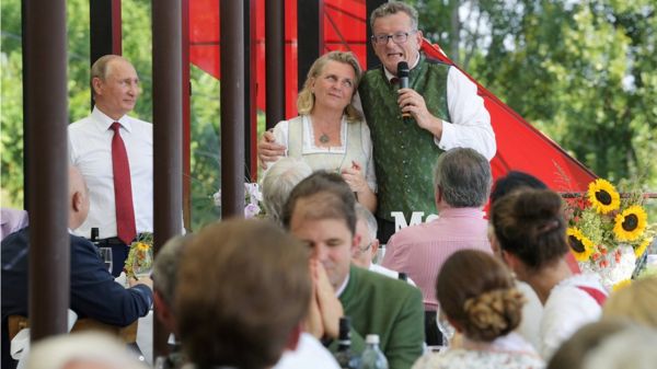 В совет директоров "Роснефти" вошла Карин Кнайсль, с которой танцевал Путин. Чем она известна?