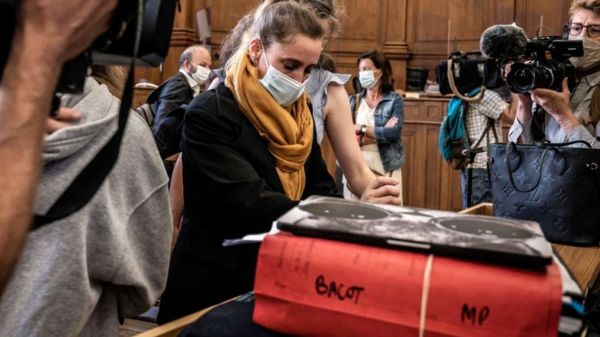 Французы требуют оправдать женщину, убившую отчима-насильника