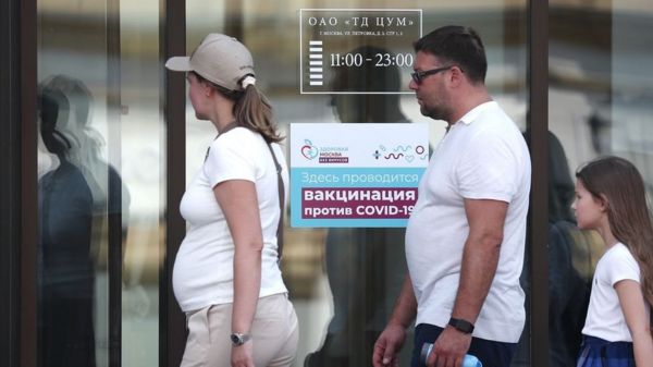 "Иностранцы тоже болеют и распространяют вирус". Как в России прививают трудовых мигрантов