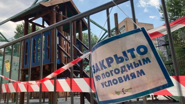 "Лавка заразной не станет". Как в парках Москвы соблюдают новые ковидные ограничения