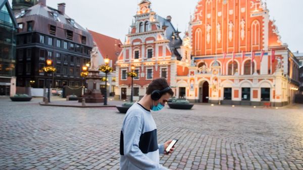 "Язык ненависти" и проблемы с лицензиями. Почему Латвия отключает российские каналы