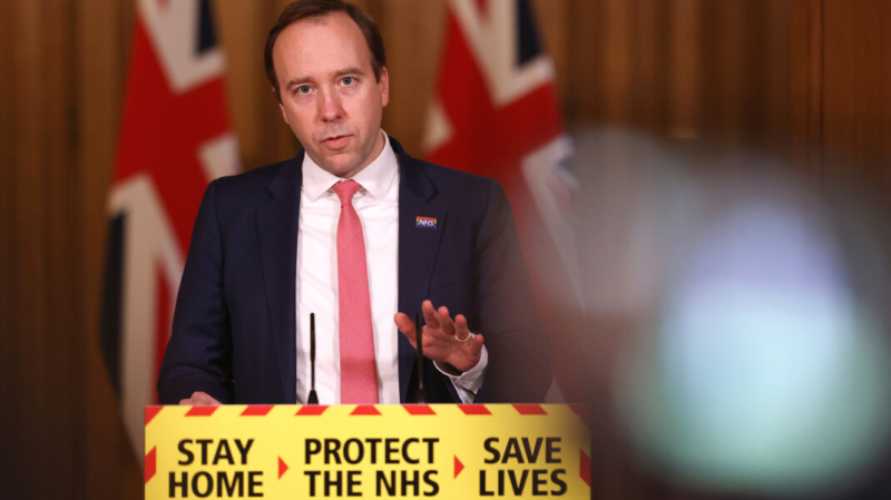 Глава британского Минздрава подал в отставку из-за нарушения правил соцдистанции: он целовался с коллегой