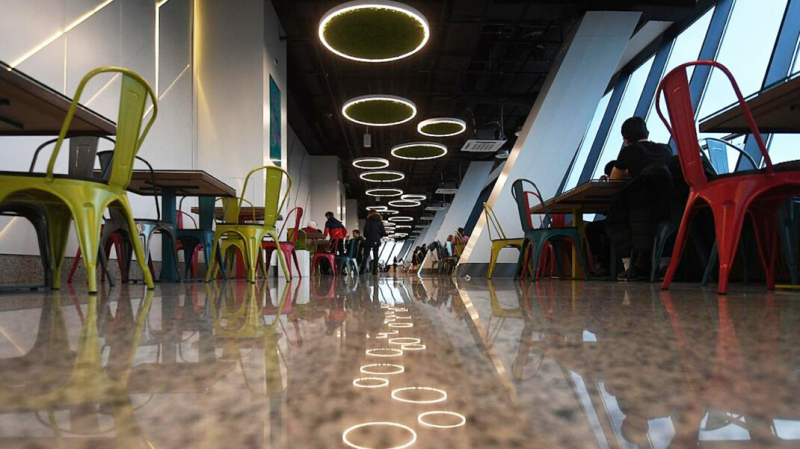 Глава федерации рестораторов сообщил об отсутствии планов вводить зоны для привитых. Идею предложил Собянин