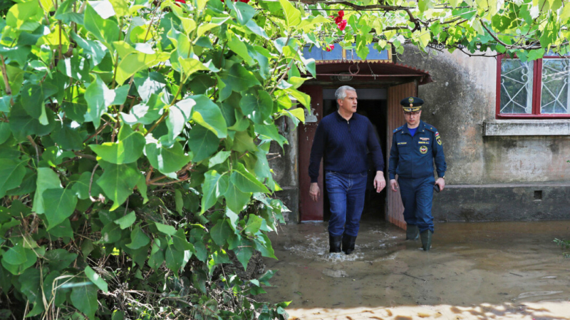 Глава Крыма пообещал наградить плывших за ним по затопленной Керчи спасателей