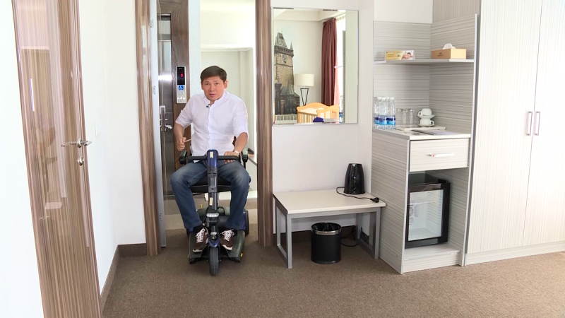 "Инклюзия должна быть везде, не только в Бишкеке". Как работает единственный в Кыргызстане отель для людей с инвалидностью