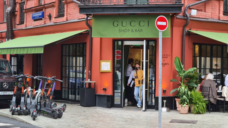 Кафе Gucci в Москве опечатали за нарушение антиковидных мер. Его называют самым модным местом столицы