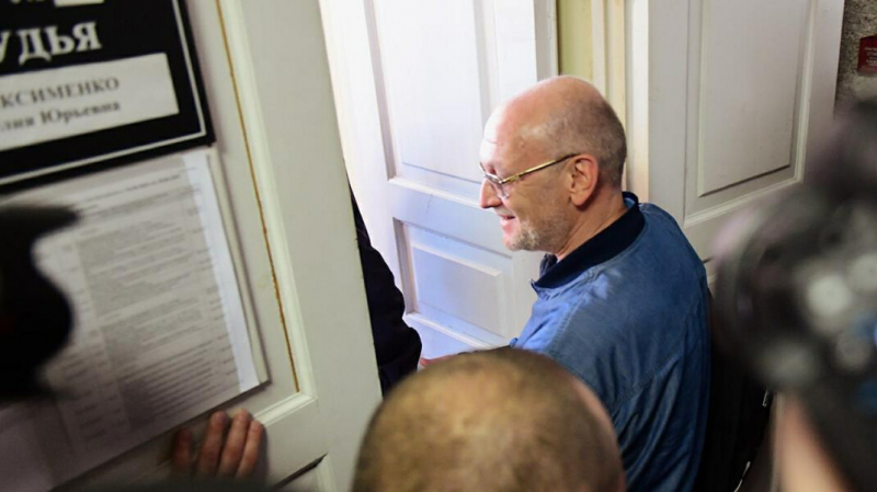 &laquo;Крест на моей политической деятельности&raquo;. Суд отправил депутата Максима Резника под домашний арест