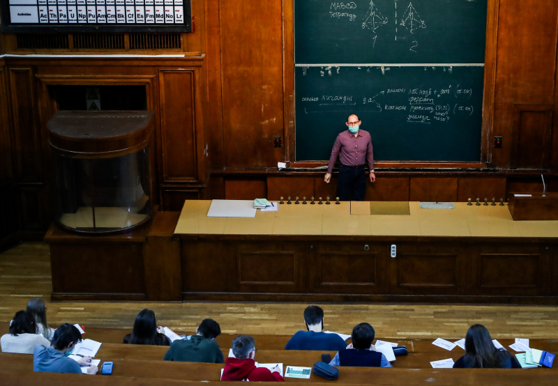 Крупные московские вузы переведут в онлайн сдачу сессий из-за роста заболеваемости COVID-19. За сутки &ndash; более 14 тысяч случаев