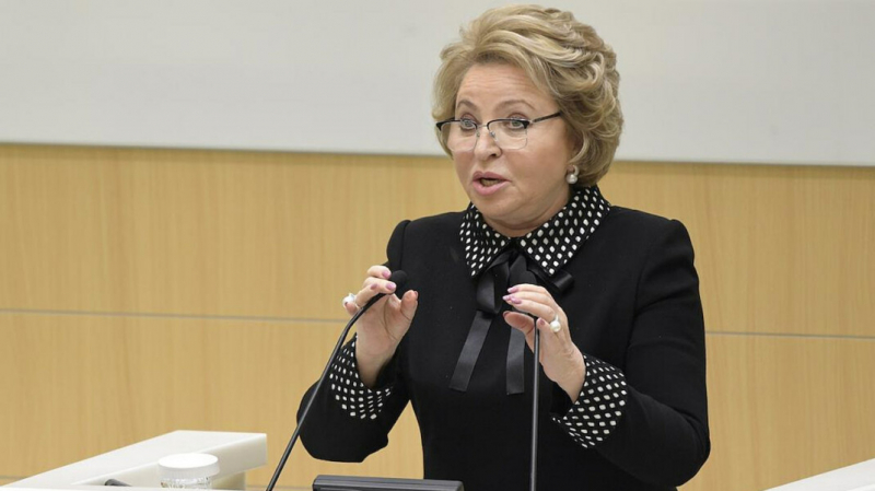 Матвиенко назвала одним из секретов в политике улыбку &mdash; но не американскую, а &laquo;нашу, отечественную&raquo;