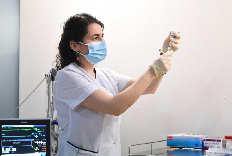 "Меры смахивают на принуждение". Как власти Грузии добиваются массовой вакцинации от коронавируса