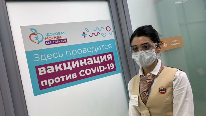 Министр труда: непривитого сотрудника можно отстранить от работы без зарплаты