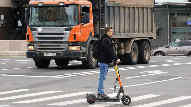 Минтранс предложил запретить езду тяжёлых электросамокатов по тротуарам