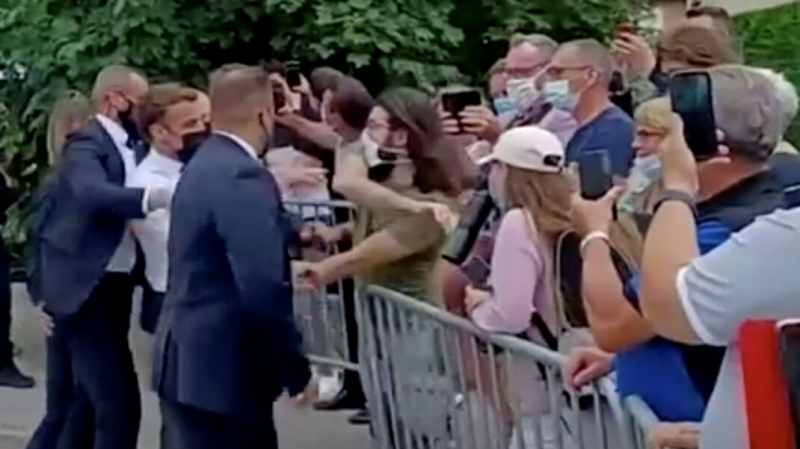 Мужчину, давшего пощёчину Макрону, приговорили к четырём месяцам тюрьмы