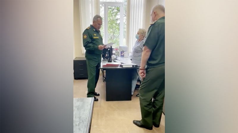 На Шойгу пожаловались в военную прокуратуру из-за нарушения масочного режима
