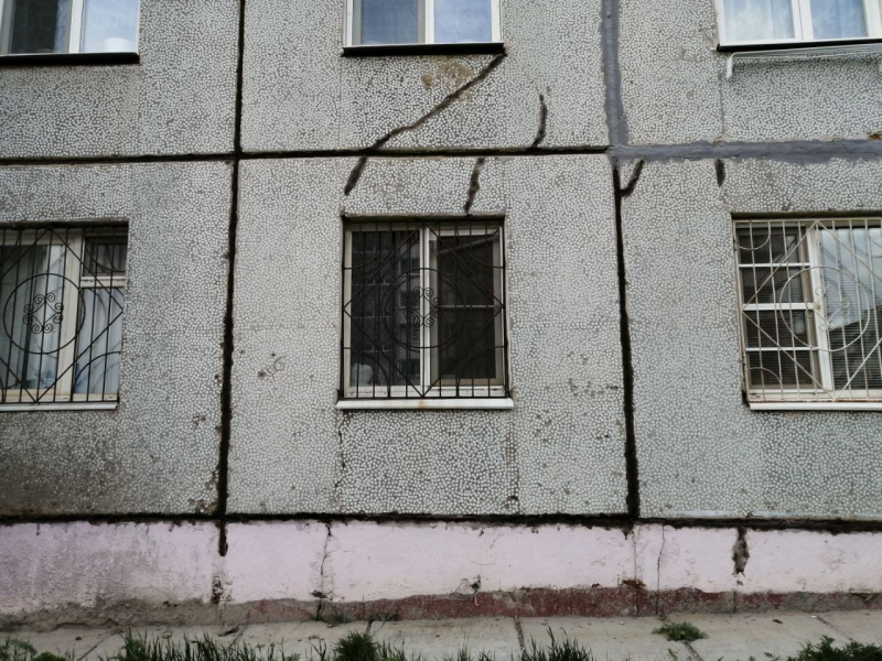 "Не горизонт завален, а дом завален". В Чите 10-этажное здание пошло трещинами и накренилось, но его жильцов не расселяют