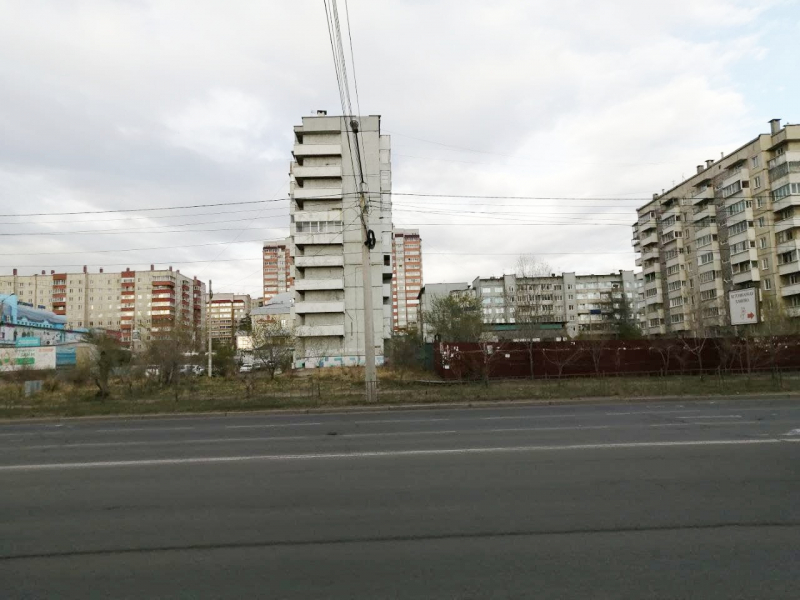 "Не горизонт завален, а дом завален". В Чите 10-этажное здание пошло трещинами и накренилось, но его жильцов не расселяют