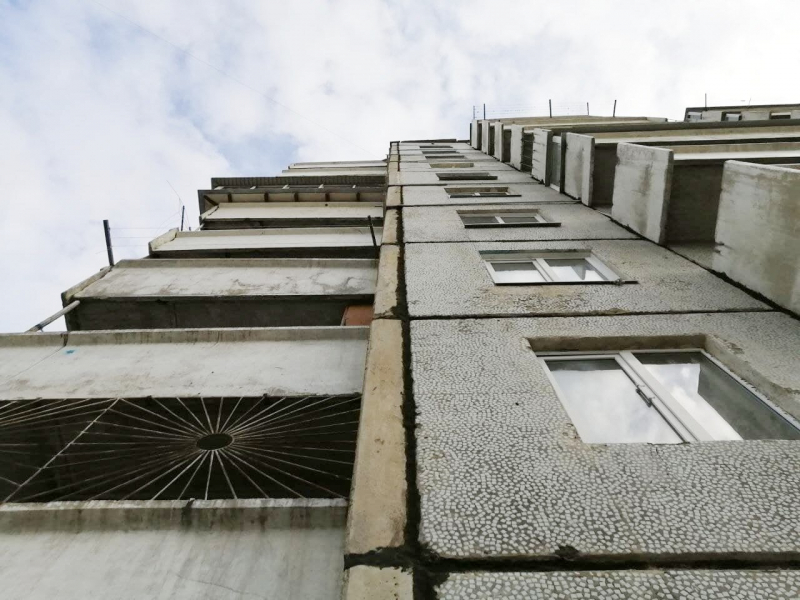 "Не горизонт завален, а дом завален". В Чите 10-этажное здание пошло трещинами и накренилось, но его жильцов не расселяют