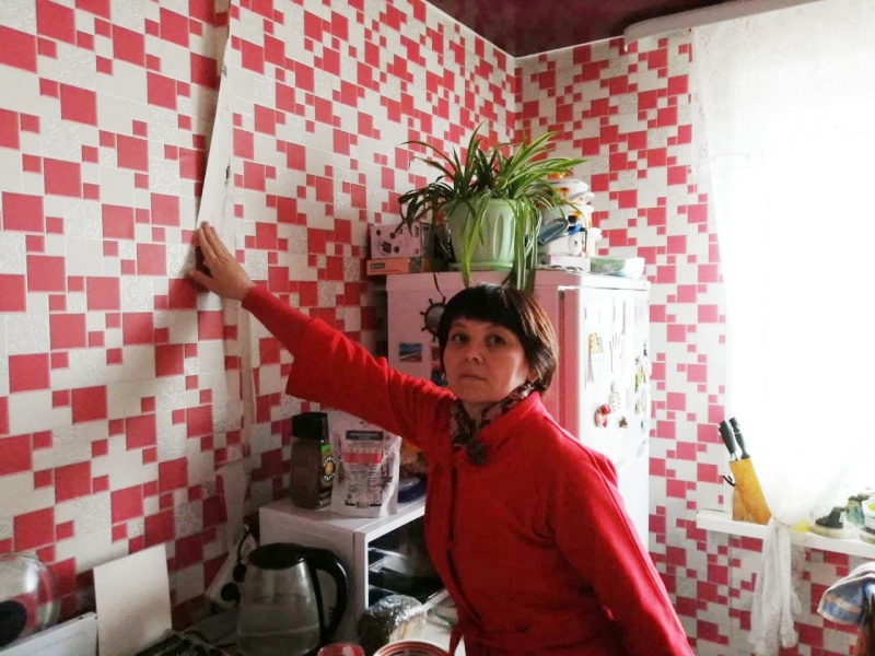 "Не горизонт завален, а дом завален". В Чите 10-этажное здание пошло трещинами и накренилось, но его жильцов не расселяют