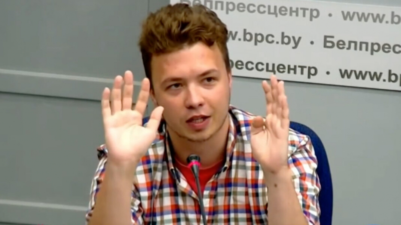 &laquo;Никто меня не бил, пальцем не тронул&raquo;. Протасевич выступил на брифинге белорусского МИД