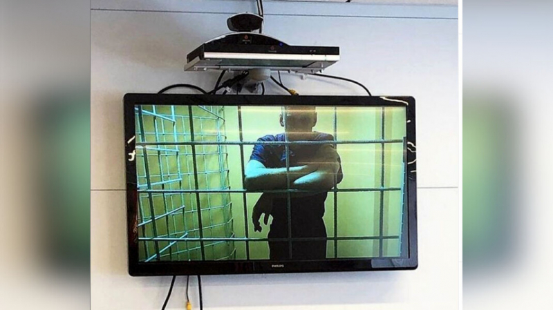 «Полный зал лицемеров». Навальный рассказал о впечатлениях от просмотра съезда ЕР в тюрьме