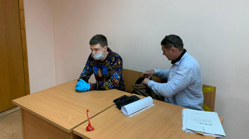 Прокурор запросил полгода исправительных работ для блогера, ударившего девушку головой об стол в прямом эфире