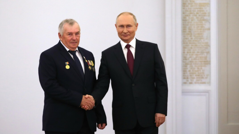 Путин оценил зарплату Героя труда в 24 000 рублей фразой &laquo;маловато, честно говоря&raquo;