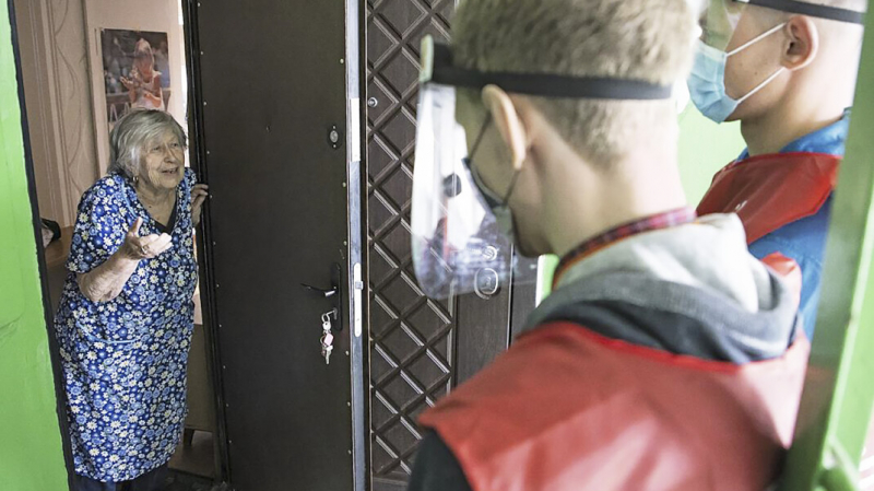 Руководители НКО: россиянам в пандемию помогало не государство, а родственники