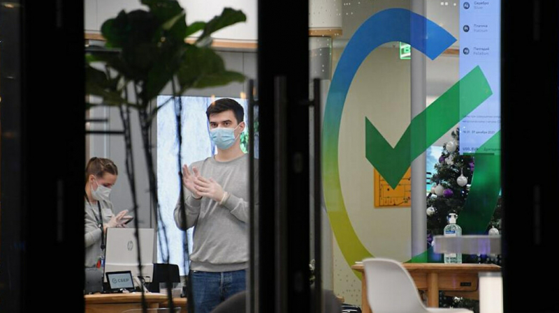 Сбербанк пригрозил непривитым сотрудникам лишением отпусков и финансовых бонусов