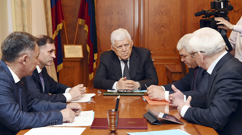 Спикер дагестанского парламента подал в отставку. Он учил коллег «устранять» оппонентов с помощью наркотиков